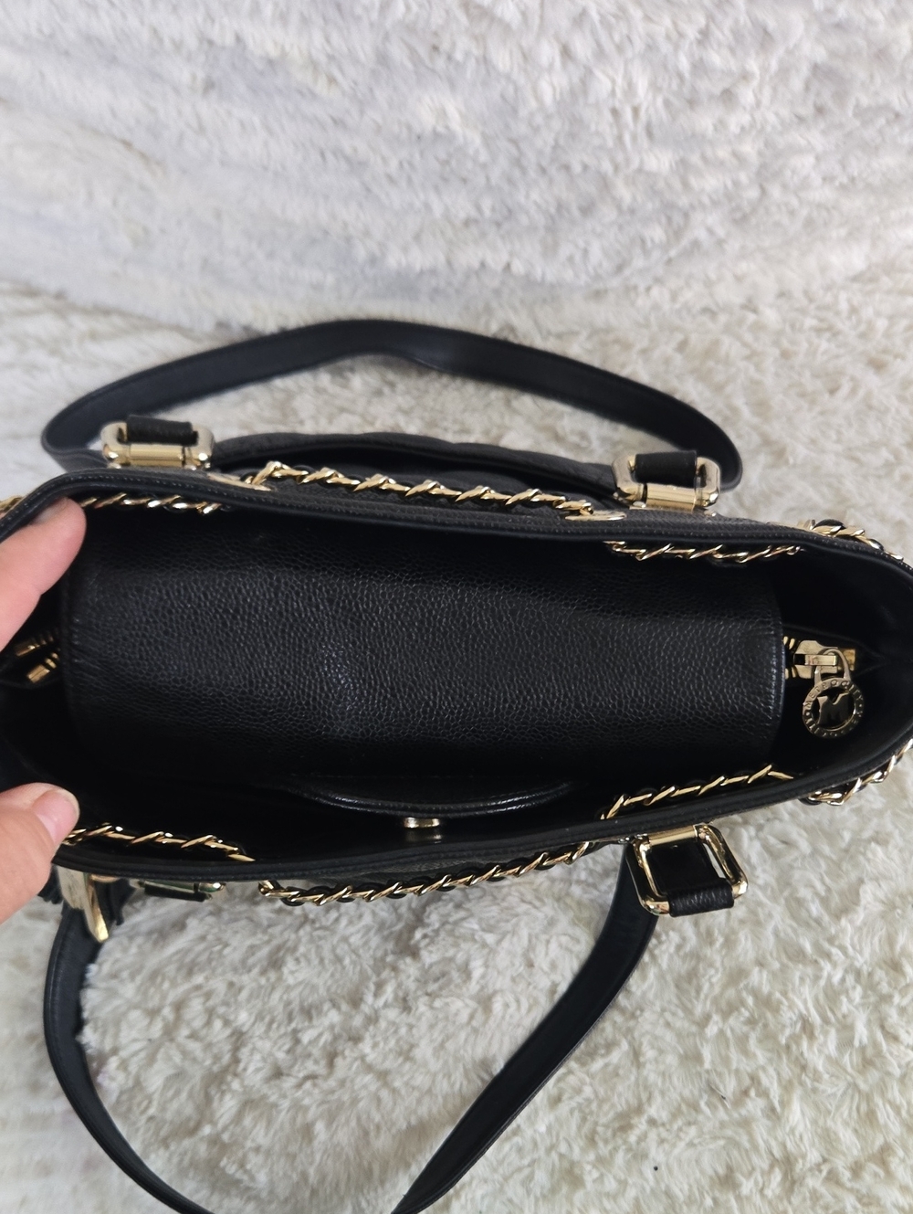 Mwtrocity Black Quilted Tote with Gold Chain and Charm EUC - Picture 15 of 16